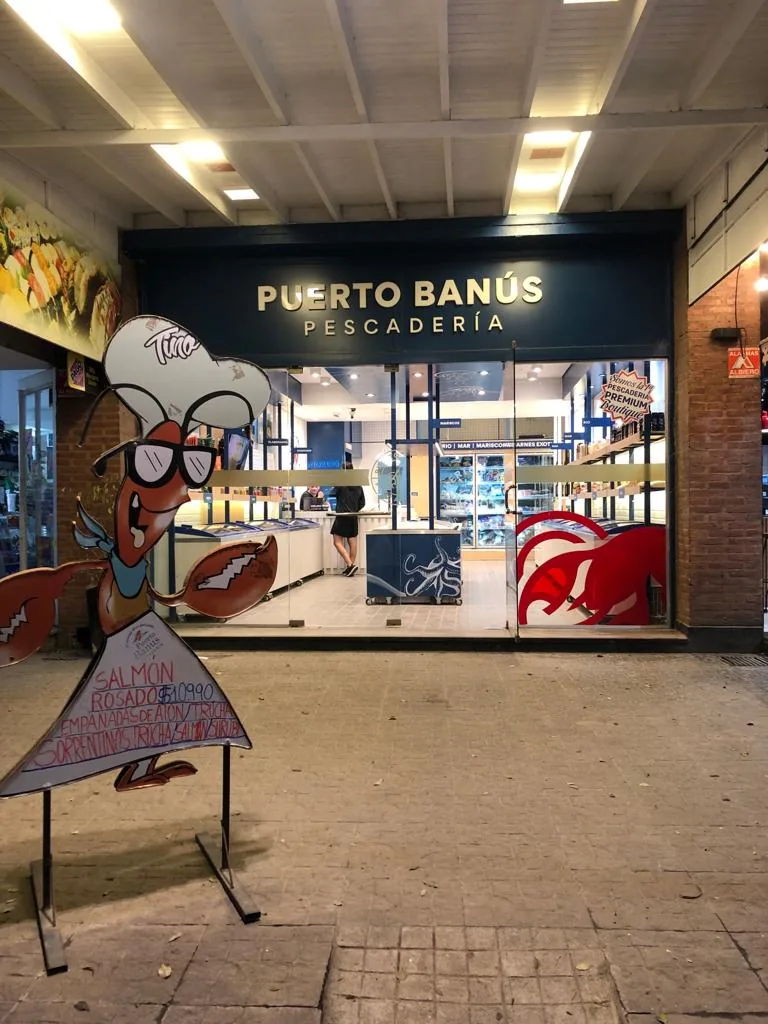 La fachada de nuestro local de Puerto Banús