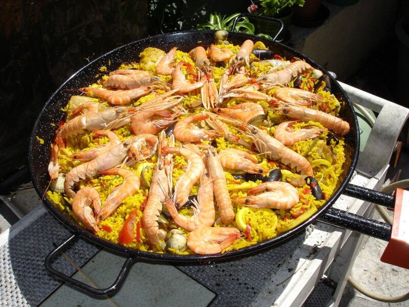 Paella terminada para compartir