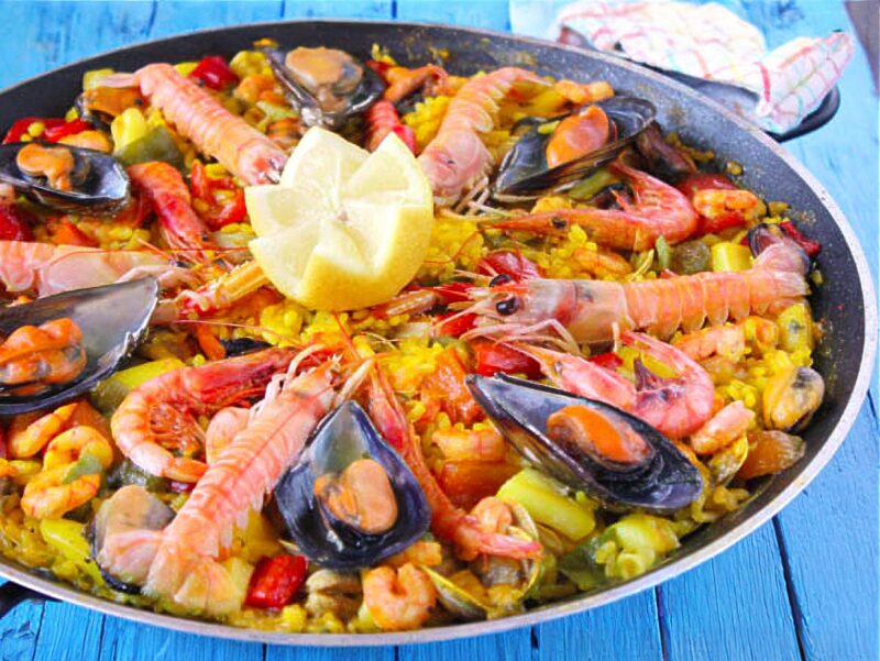 Paella con arroz y variedad de mariscos